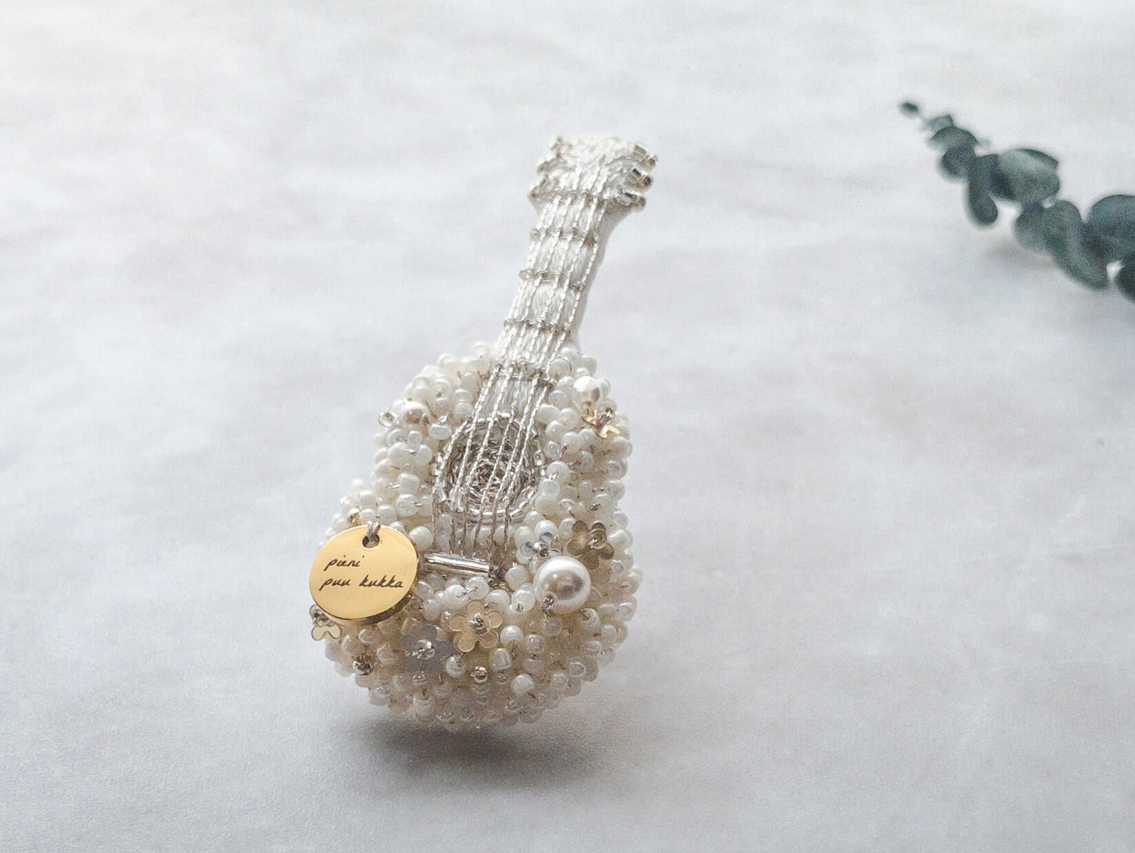 ギターブローチ1