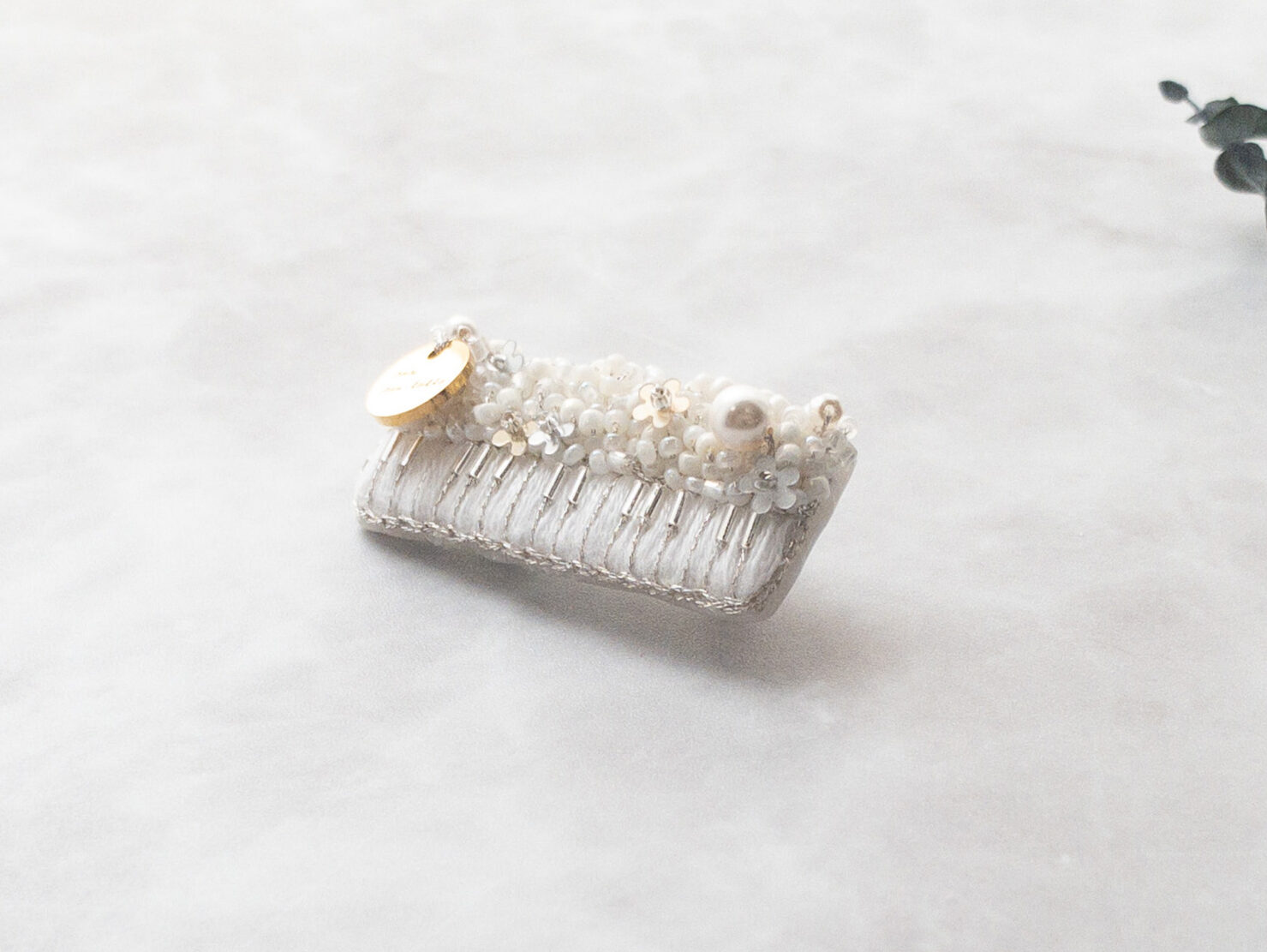 鍵盤ハーモニカブローチ(アイボリー)1