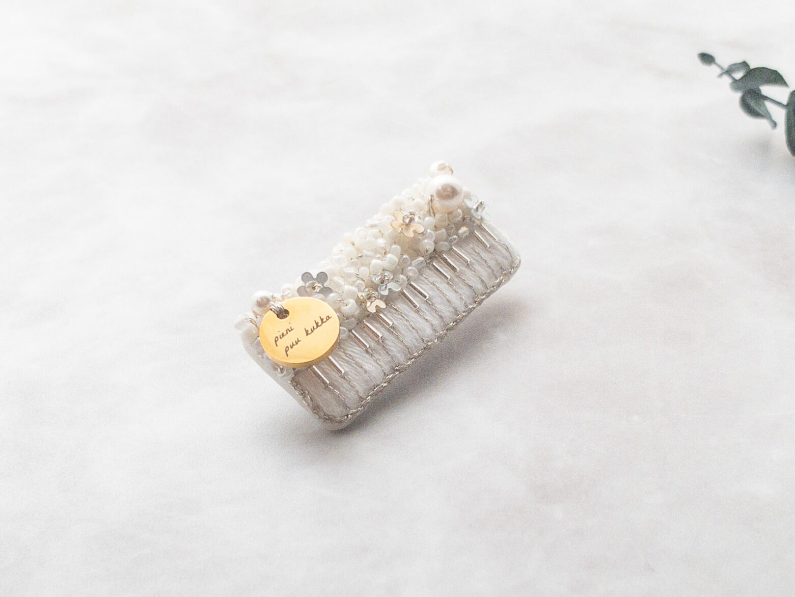 鍵盤ハーモニカブローチ(アイボリー)2