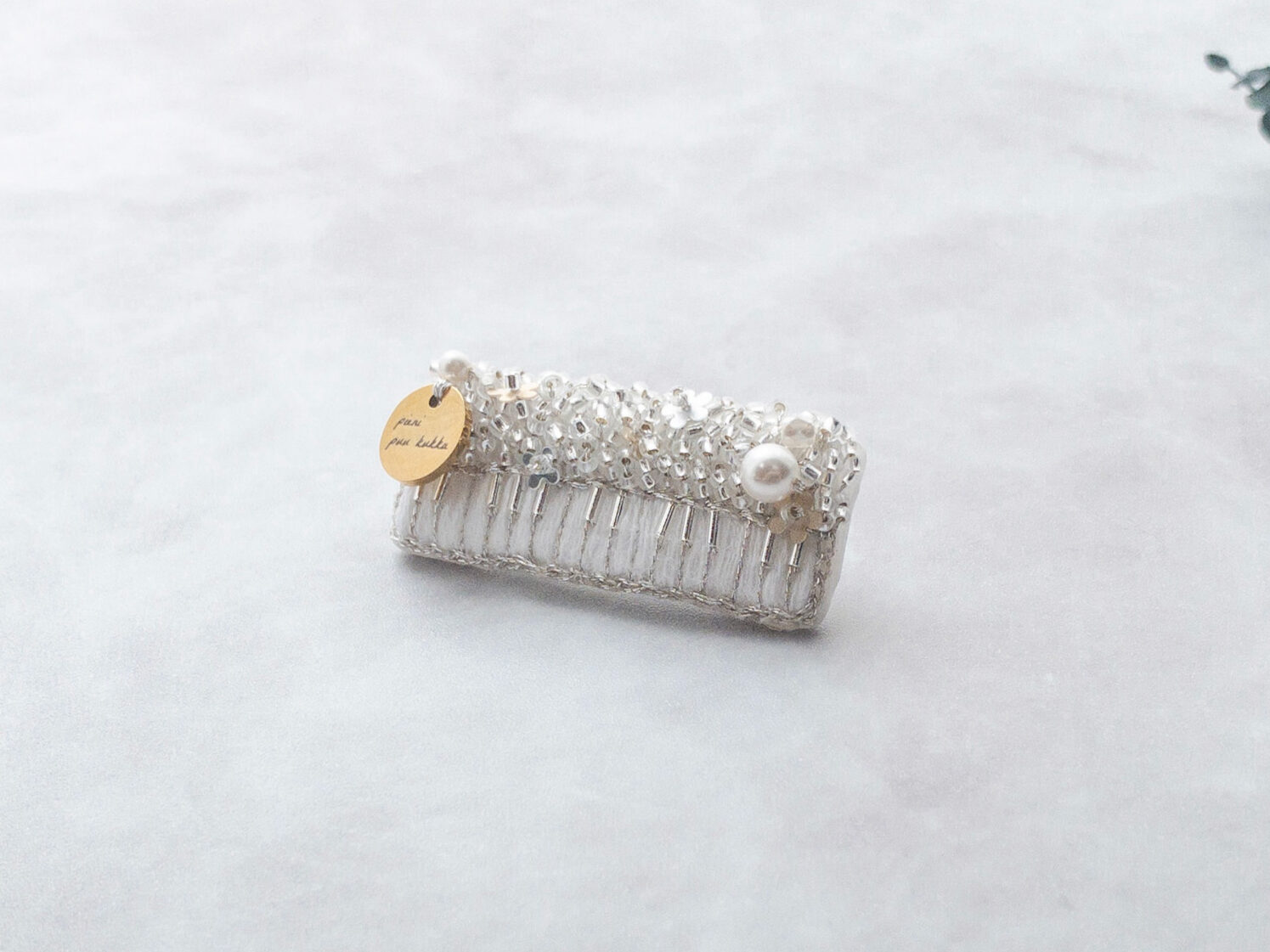 鍵盤ハーモニカブローチ(ホワイトシルバー)1