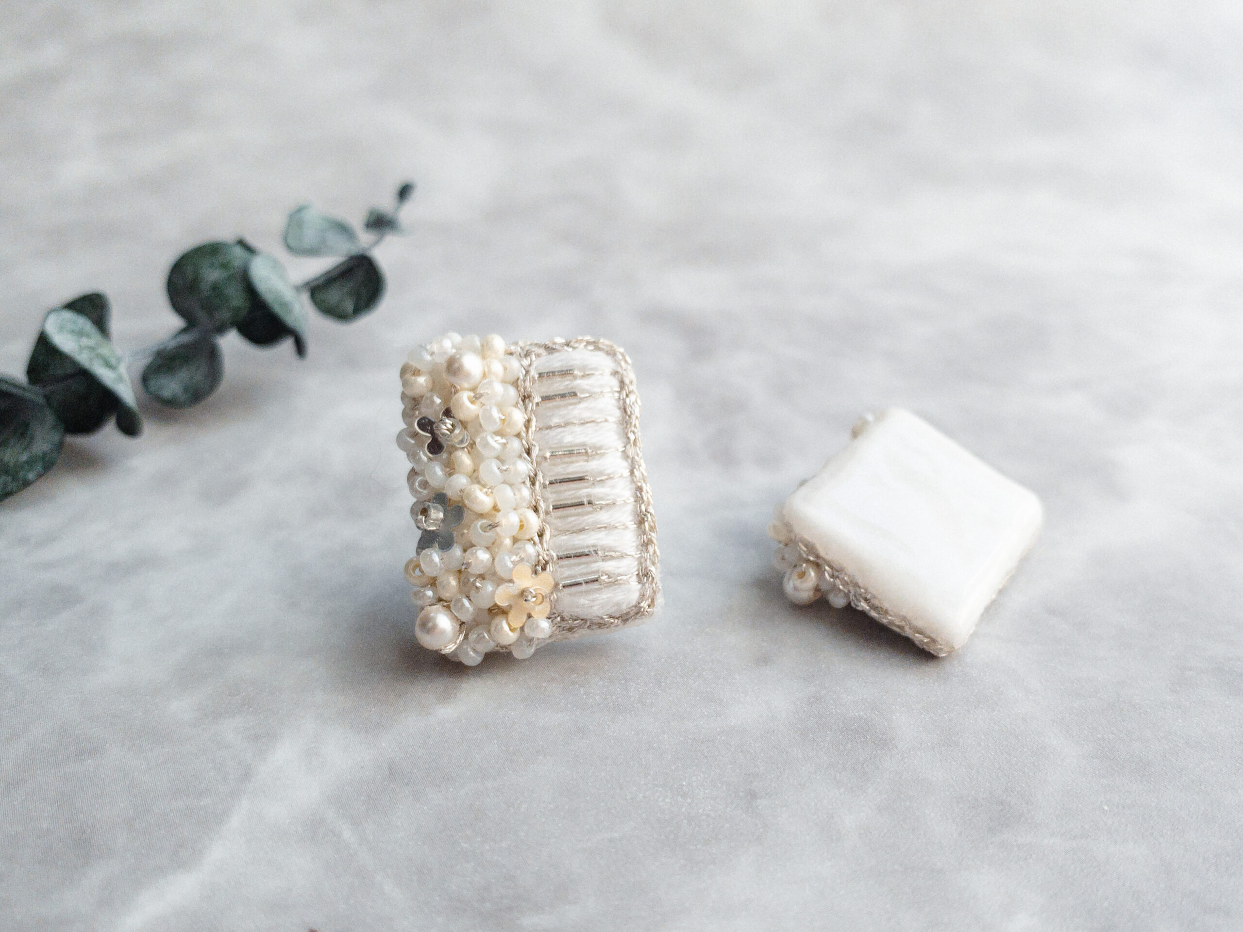 鍵盤ハーモニカ耳飾り(アイボリー)2*